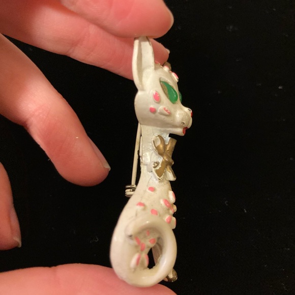 Vintage 1960s Trifari Cat Pin - Green Rhinestone Gem Accents, Pink Spots - Picture 7 of 13